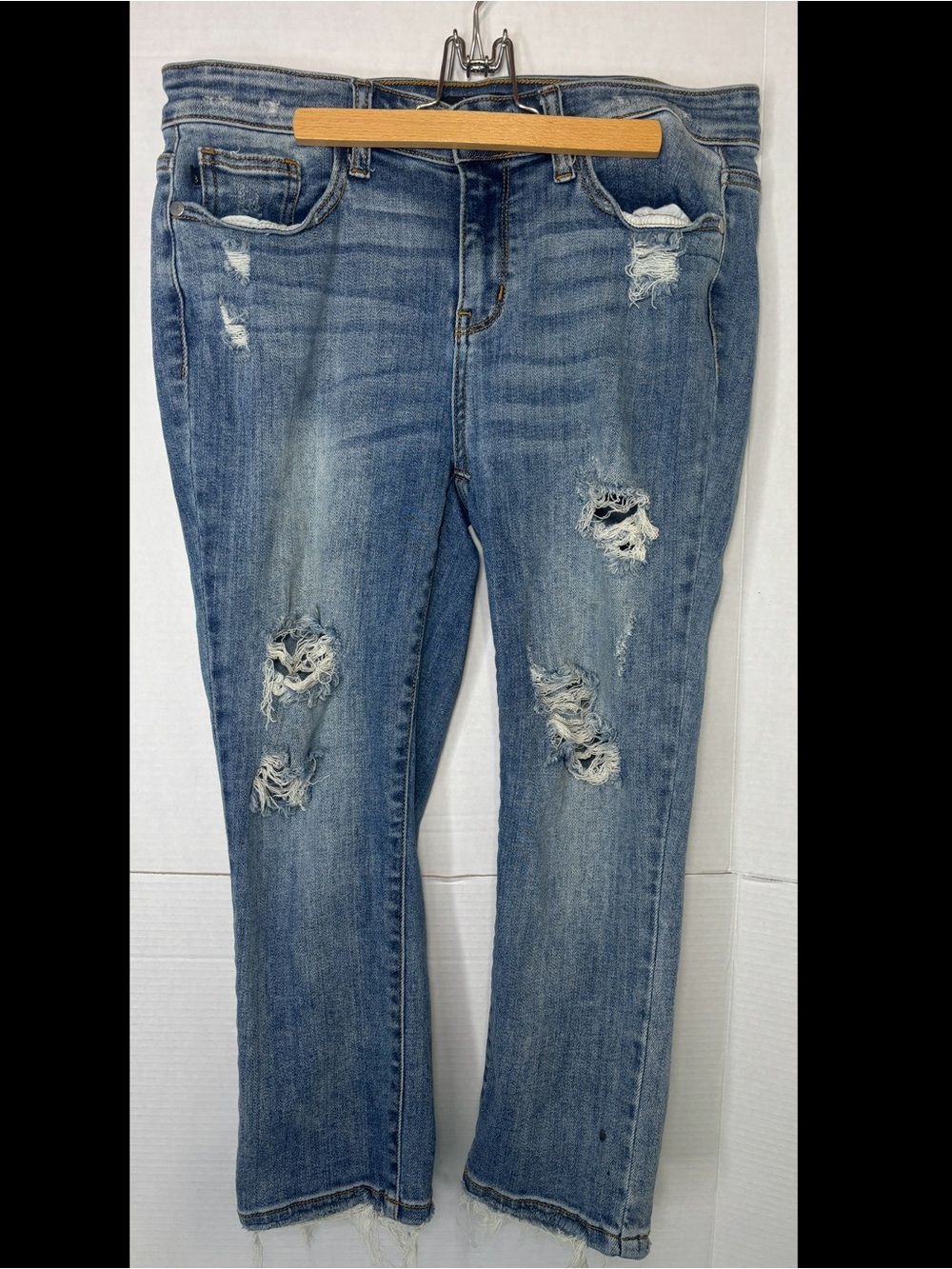 Judy Blue Capri Fit Light Blue Distressed Straight Leg Cropped Jeans FLAWED